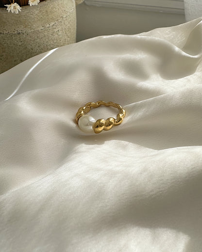 Pearl Croissant Ring | 18k Gold Plated