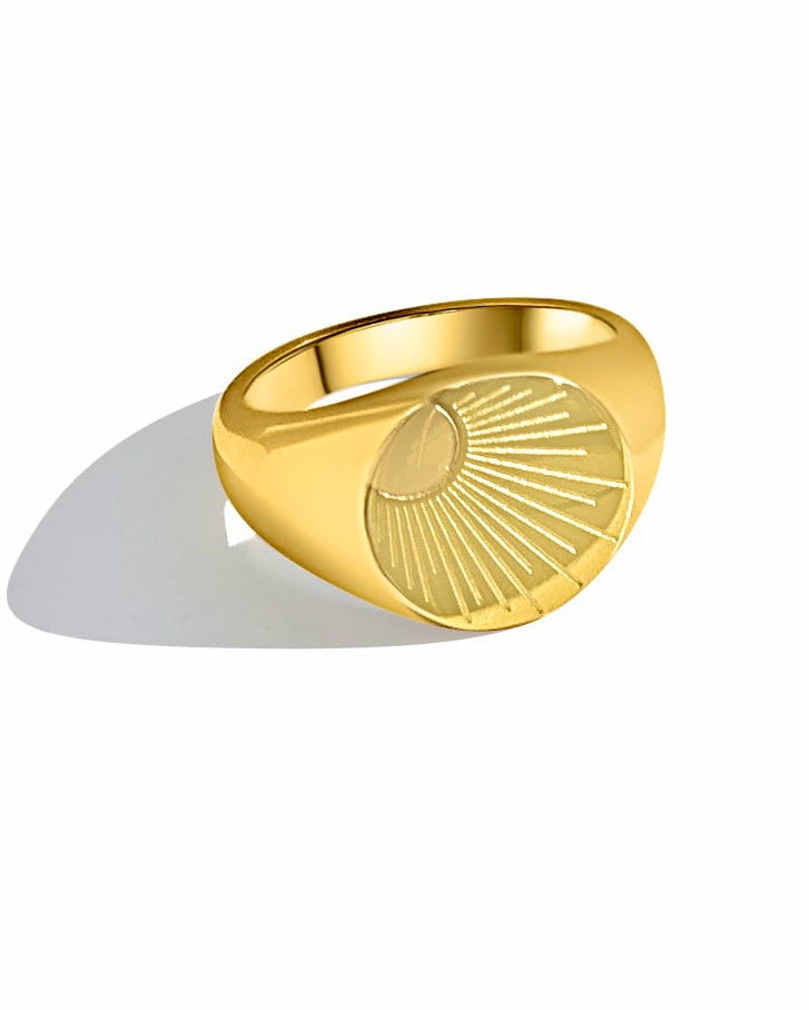 Rays of Love Signet Ring | 18k Gold Plated