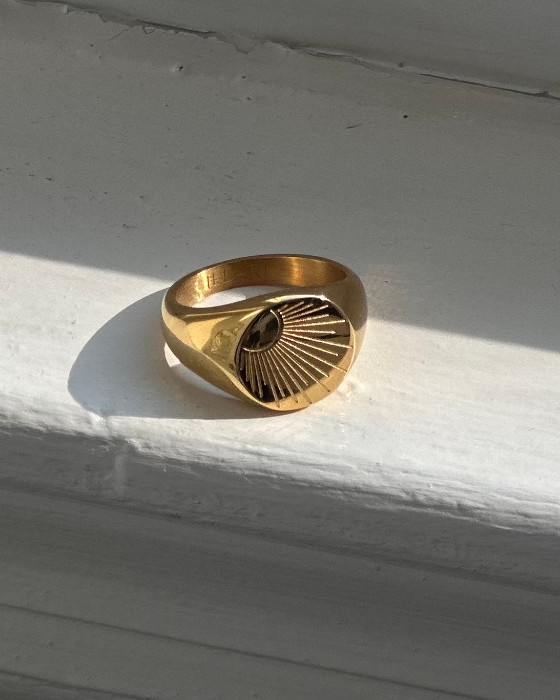 Rays of Love Signet Ring | 18k Gold Plated